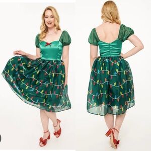 Unique Vintage Light Up
1950s Green
Christmas Lights Print
Sweetheart Dress